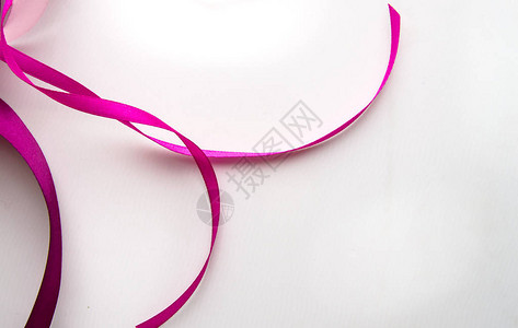 粉色和紫色丝带被白种背景隔离装饰礼物和图片