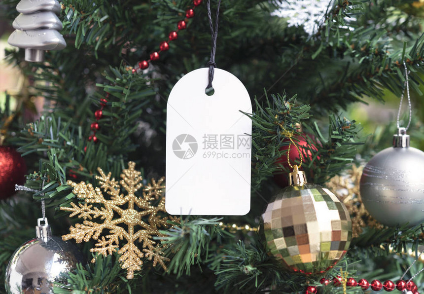 圣诞树背景上由回收卡制成的礼品标签圣诞节和新年快图片