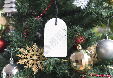 圣诞树背景上由回收卡制成的礼品标签圣诞节和新年快图片
