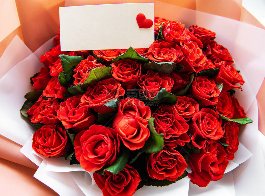 一束漂亮的红玫瑰花情人图片
