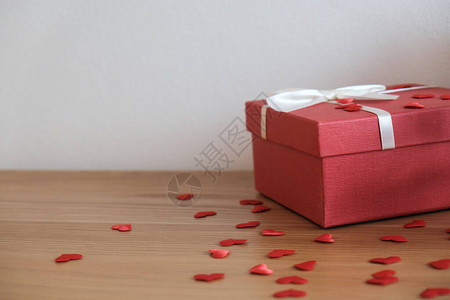 情人节礼物浪漫情侣的礼品盒和红丝带图片