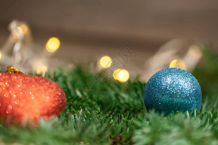 圣诞玩具和礼品在Fir树枝的图片