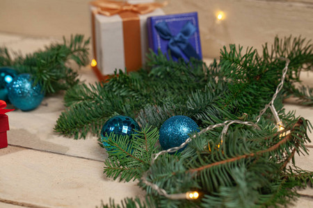 圣诞玩具和礼品在Fir树枝的图片
