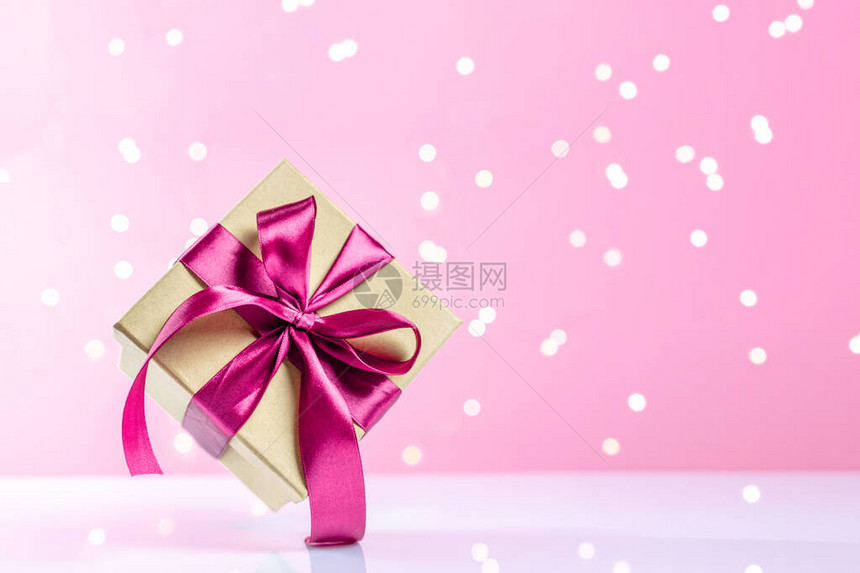 礼品盒红丝带隔离在粉红色的圣诞礼物圣诞惊喜节日的节日图片