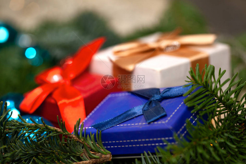 圣诞树球和收贴近礼物的节庆圣诞图片