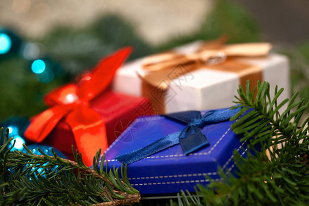 圣诞树球和收贴近礼物的节庆圣诞图片