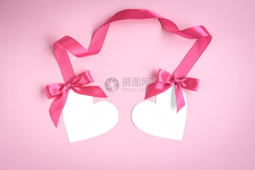 两张白纸情人节卡心带粉色丝带并用粉红色背景和图片