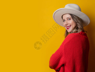 穿着帽子和红毛衣的年轻女图片
