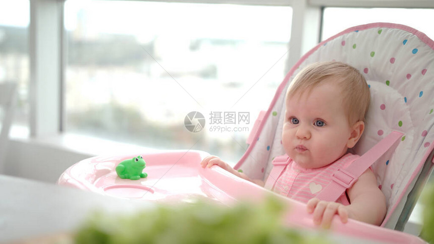 美丽的女婴吃苹果从孩子手中落下的新鲜水果蹒跚学步的孩子错过了手上的食物健康的营养伤心的婴儿哭着吃图片