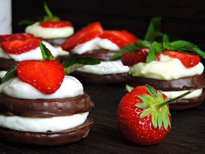 巧克力饼干加奶油酪和草莓草莓牛奶饮料装在瓶子里最佳景色薄图片