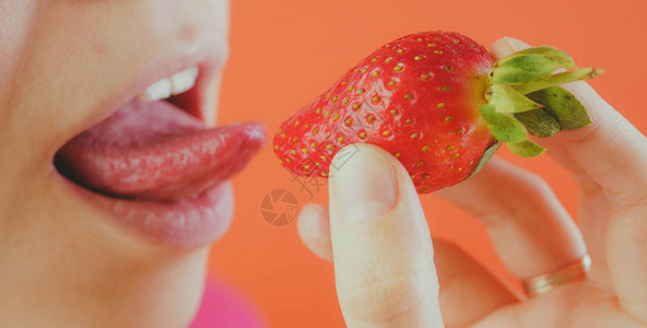 女人吃草莓特写理念水果健康饮食和苗图片