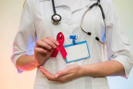 有魅力的女医生拿着红丝带艾滋病公司图片