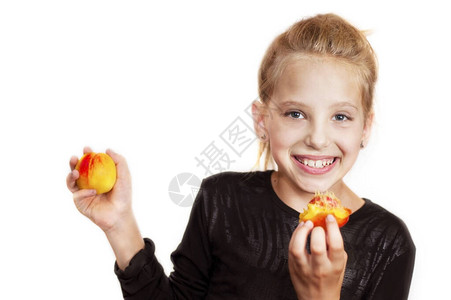 一个吃素的女孩吃了一个桃子手里又拿着另一个桃图片