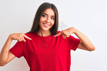 年轻漂亮的女人穿着红色休闲t恤站在孤立的白色背景上图片
