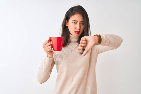美丽的女人喝着红咖啡图片