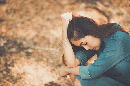 美丽的泰国女人因单相思而悲伤图片