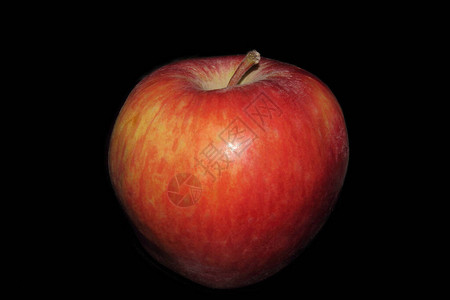 黑背景的苹果红色成熟图片