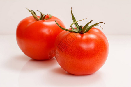 白色背景的红色成熟西红柿图片