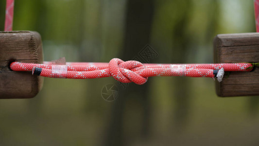 在绳子路上的红色绳子上儿图片