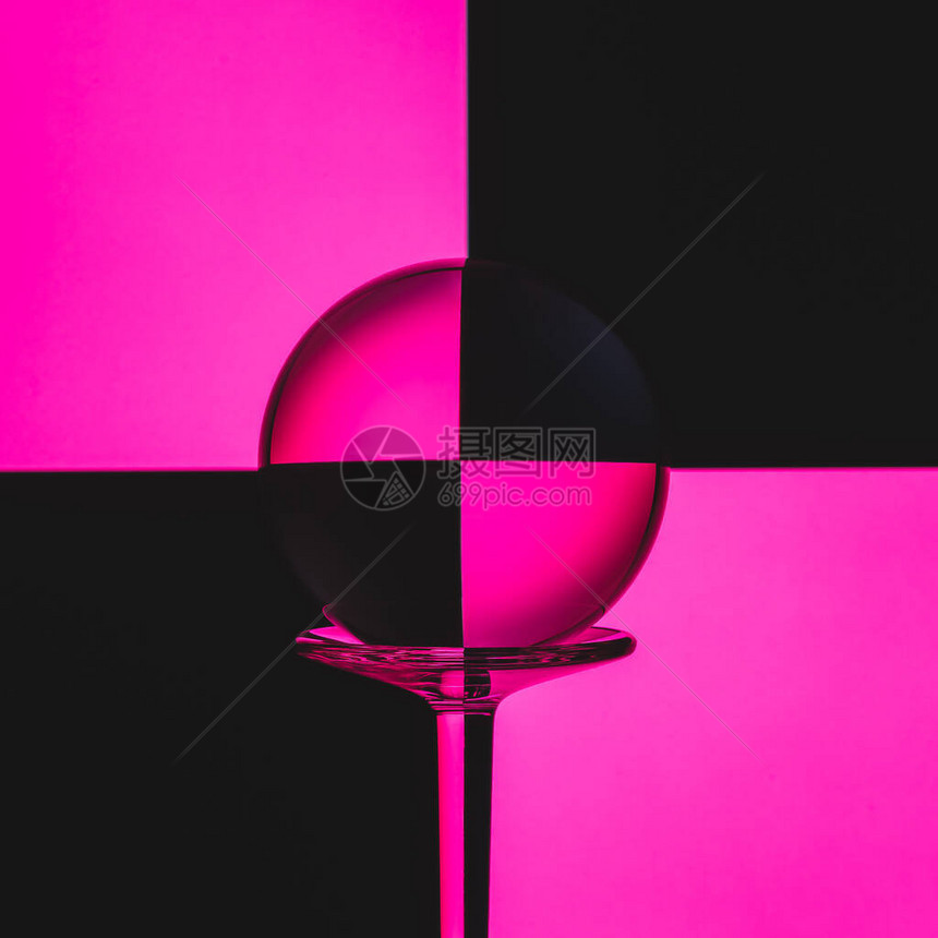 紫色和黑色背景上的水晶球图片