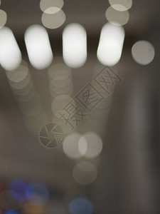从在天花板上用灯泡照亮光照明的灯泡图片