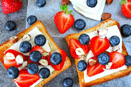 新鲜草莓蓝莓和白奶酪基托节图片