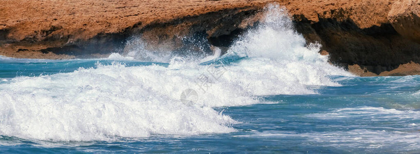 海浪撞击岩石海岸图片