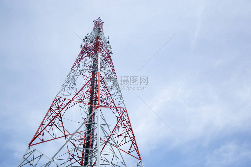蓝色天空的电信塔台图片