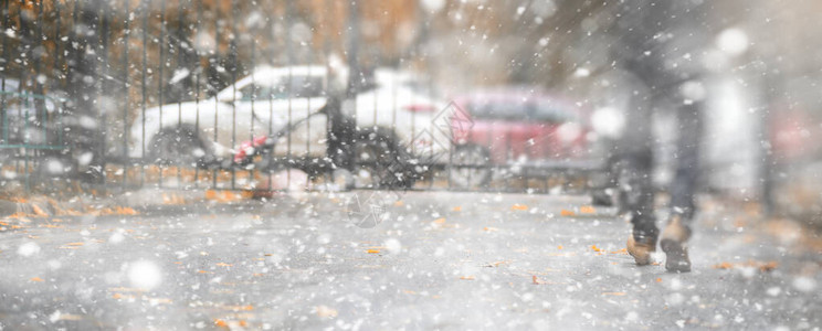 初雪时代的背景秋天公园图片