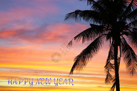 红橙黄色天空的火光和新年快乐在图片