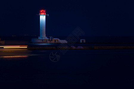 后惠无期日落后晚上在海上的灯塔在长期背景