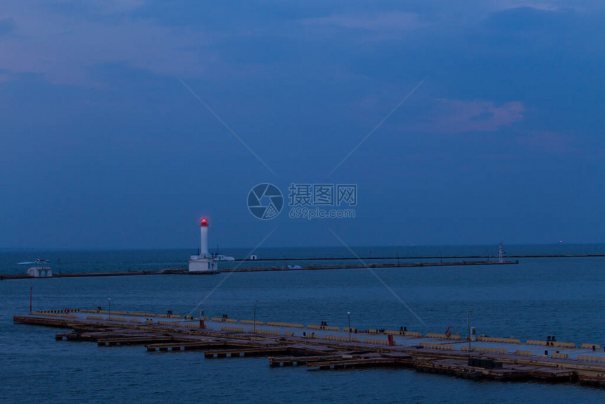 日落后海中的灯塔背景图片