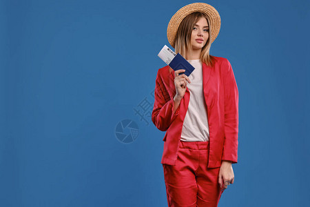 穿着草帽白上衣和红色短裤服的金发女郎在微笑图片