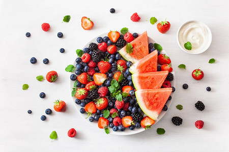 白上的水果和浆果拼盘蓝莓草莓覆盆子图片