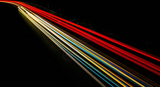 夜间的汽车灯光图片