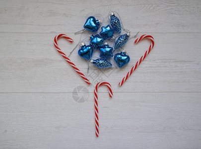 带有红色和白色的糖果手杖和明亮的蓝色圣诞树装饰图片