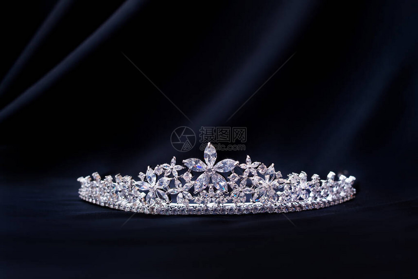 带有水晶和侯爵夫人钻石的皇家豪华王冠图片