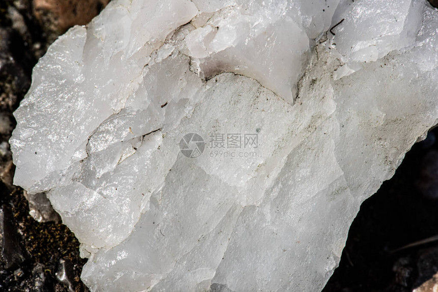 白色长石矿物岩石的细节图片