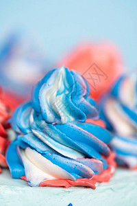 红色白色和蓝色的圆形蛋糕背景图片