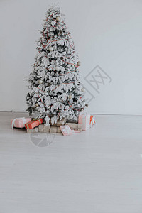圣诞家居装饰新年圣诞树和礼物图片