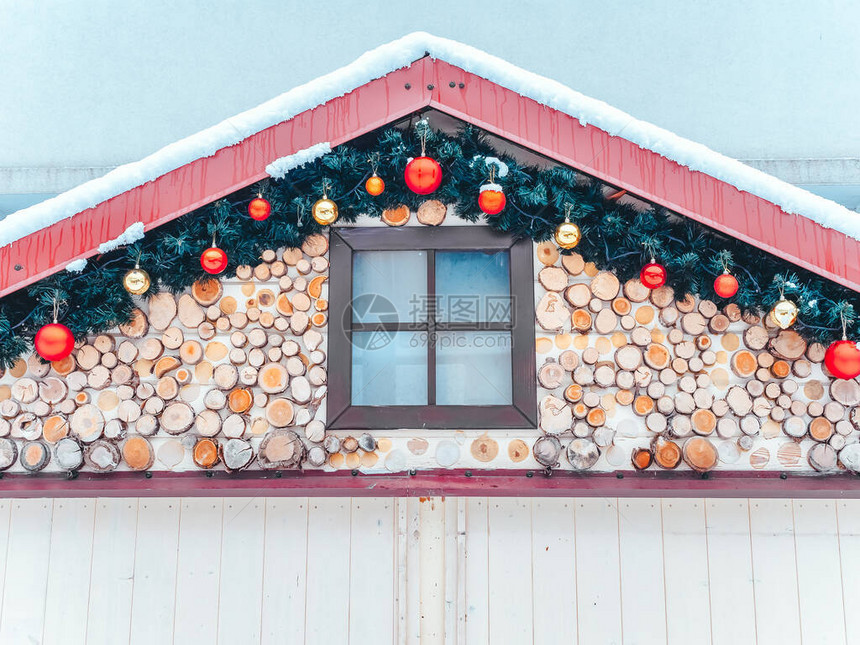 屋顶下带有木头装饰和圣诞装饰图片