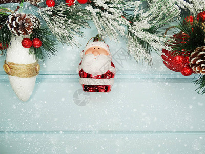圣诞誕节带fir树枝锥子和背面雪背景图片