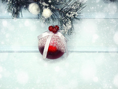 冬季圣诞节背景装饰在卷叶圆锥上图片
