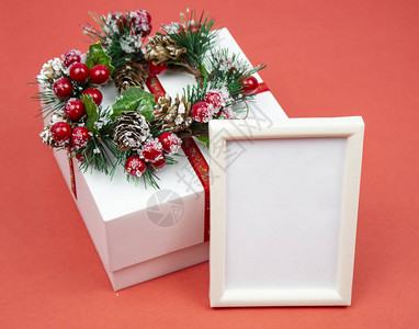 当下红色背景上的礼品盒圣诞花环礼品盒图片