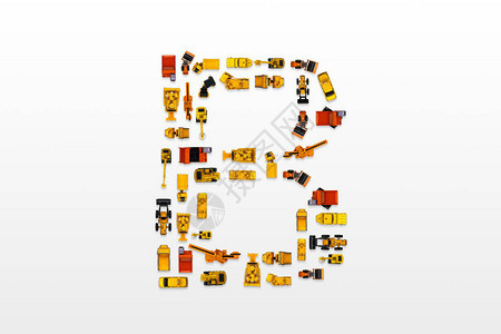 英文字母由汽车玩具在白色背景TopVie图片