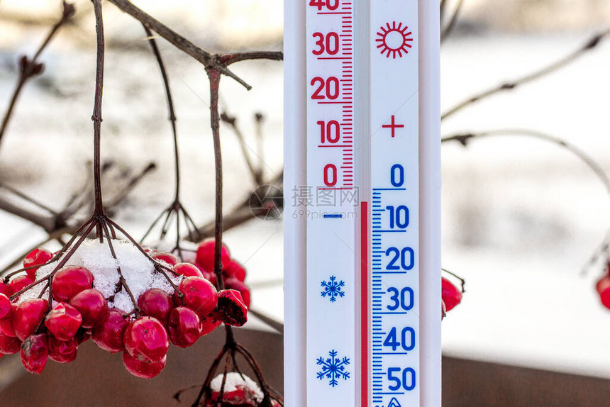 温度计是暖化器背景的温度计在冬季升起时图片