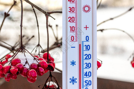 温度计是暖化器背景的温度计在冬季升起时图片