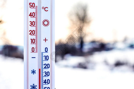 温度计显示20度的霜在冬天风景的背景中的温度计天图片