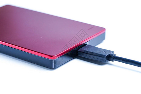 红色外部硬盘和usb电缆连接在白图片