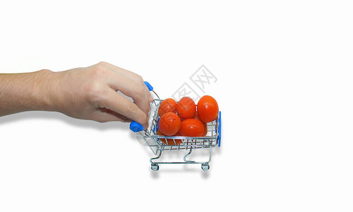 手推着一辆装满樱桃西红柿的小型超市马车图片